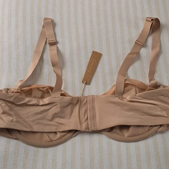 SKIMS No Show Molded Unlined Balconette Demi Bra Size:42C Clay - Picture 4 of 5